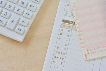 通帳、家計簿　電卓