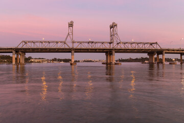 Obraz premium Pink sunset view Ryde Bridge, Sydney, Australia.