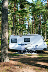 Sehr schönes Camping mit Wohnwagen und Wohnmobil in Schweden in der Natur mit der Familie während...