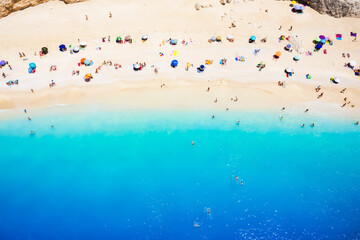 Top Down Ansicht des Strandes von Porto Katsiki auf Lefkada, Griechenland, mit Menschen die sich im...
