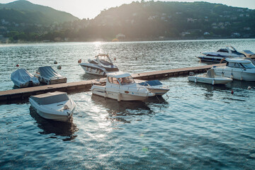 Obraz premium white boats and yachts on the lake