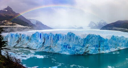 Fototapeta na wymiar Panoramic picture of one of the biggest glaciar in Patagonia, Perito Moreno in National Park Las Glaciares, Argentina.