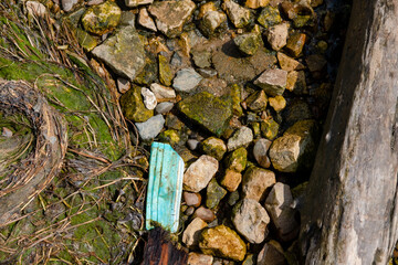 Obraz premium environmental pollution. medical masks like trash. ecological problem of the planet. pollution of seas and oceans. aftermath of the pandemic