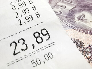 Geld Polnische Zloty PLN und ein Kassenbon