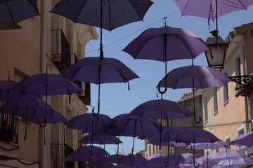 Fototapeta na wymiar Vuelan los paraguas 