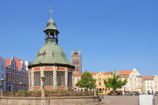 Market square with the waterworks (Wasserkunst) for drinking water supply, of hanseatic town Wismar, completed in 1602, Germany
