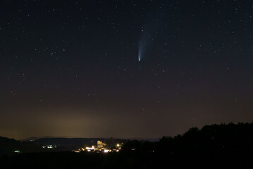 la comète neowise survole le château de la bourgade médiévale de Rue dans le canton de Fribourg...