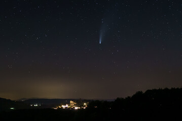 Obraz na płótnie Canvas la comète neowise survole le château de la bourgade médiévale de Rue dans le canton de Fribourg en suisse romande