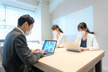 ビジネス　カジュアル　ポートレート