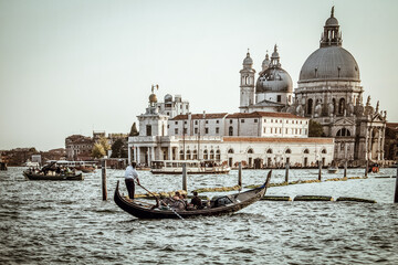 "Discovering the Magnificence of Venice: Exploring the Grand Canal, Basilicas, and Landmarks by Boat