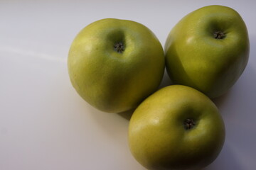 Manzanas verdes y sabrosas