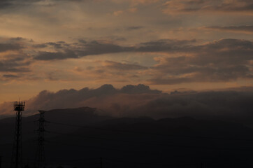 淡い夕焼けと送電線