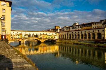 Obraz premium Golden bridge Ponte Vecchio during sunrise.