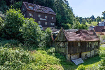 Fototapeta na wymiar Ein neues und ein altes Haus im Elbsandsteingebirge