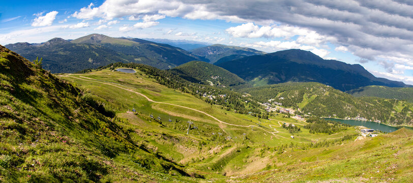 
Turracher H&ouml;he, Blick ins Tal auf den Turracher See und 
blauer Himmel, Panorama.