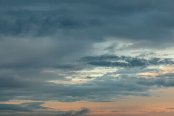 Obraz premium Dramtische Wolken am Himmel nach einem Gewitter