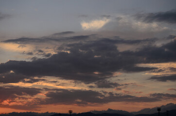 雲の多い夕焼け空