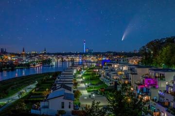 Komet C/2020 F3 Neowise am Nachthimmel über dem Phoenix-See in Dortmund, Deutschland © haidamac