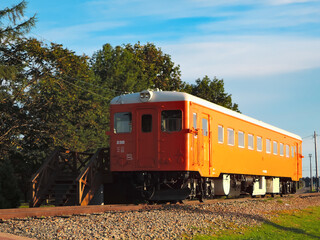 幸福駅（旧国鉄広尾線）の保存車両（キハ22形気動車とモーターカー）