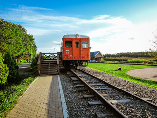 Obraz premium 幸福駅（旧国鉄広尾線）の保存車両（キハ22形気動車とモーターカー）