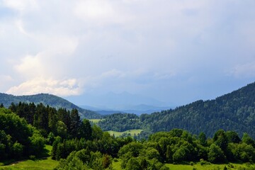 Obraz premium Dark clouds over the mountains, before storm. View from Szafranowka Mountain, Szczawnica, Poland