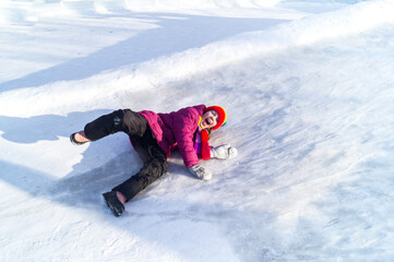 Fototapeta na wymiar The girl is wallowing in the snow.