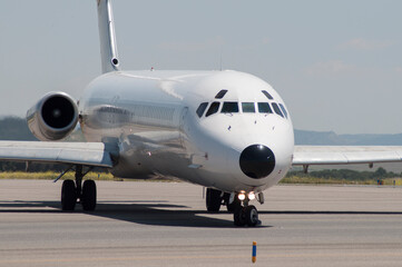 Vista frontal de avi&oacute;n de l&iacute;nea en aeropuerto
