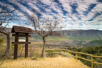 Vista panoramica de las montaÃ±as y el bosque © Carlos Oyarzun/Wirestock