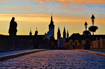 Würzburg, Alte Mainbrücke im Morgenlicht