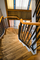 木の螺旋階段(上から）