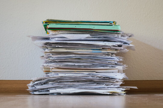gro&szlig;er Dokumentenstapel zum aussortieren