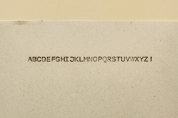 Alpabeth als Text auf Papier mit Schreibmaschine