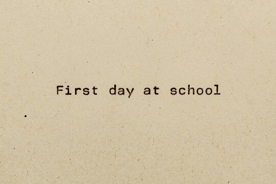 Erster Schultag als Text auf Papier mit Schreibmaschine