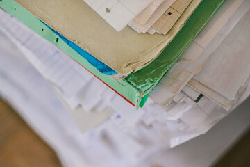 großer Dokumentenstapel zum aussortieren