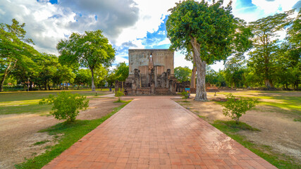 Sukhothai, Thailand : Wat Si Chum is a historic temple site in Sukhothai Historical Park, Sukhothai Province,Thailand. Sri Chum Temple is a major tourist symbol of Sukhothai.

