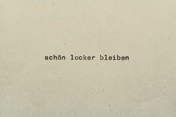 schön locker bleiben als Text auf Papier mit Schreibmaschine