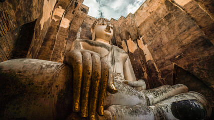 Sukhothai : Ancient Buddha statue at Wat Sri Chum temple. Temple in Sukhothai Historical Park....