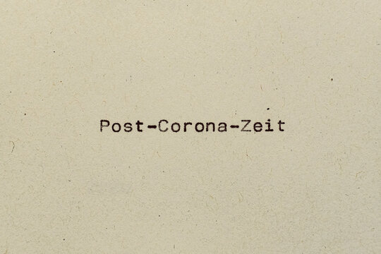 Post Corona Zeit als Text auf Papier mit Schreibmaschine
