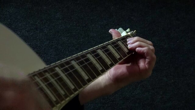 Nahaufnahmen von einer Person, die Gitarre spielt