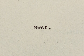 Mwst als Text auf Papier mit Schreibmaschine