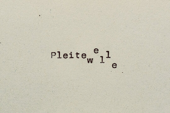 Pleitewelle als Text auf Papier mit Schreibmaschine