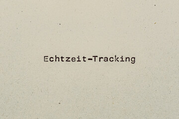Echtzeit-Tracking als Text auf Papier mit Schreibmaschine