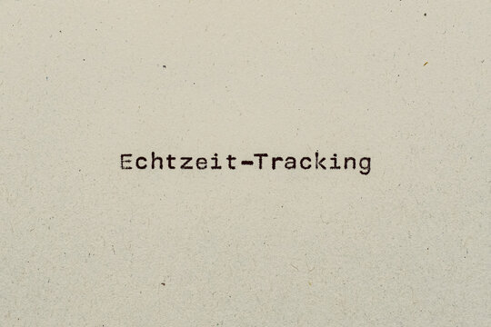 Echtzeit-Tracking als Text auf Papier mit Schreibmaschine
