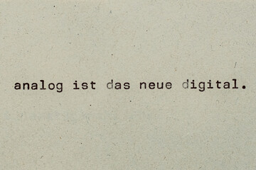 analog ist das neue digital als Text auf Papier mit Schreibmaschine