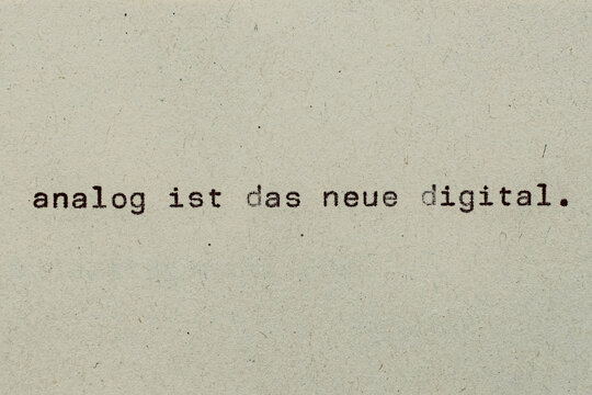 analog ist das neue digital als Text auf Papier mit Schreibmaschine