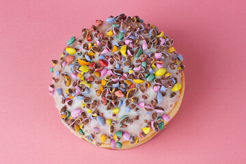 Obraz na płótnie Canvas Donut auf rosa hintergrund