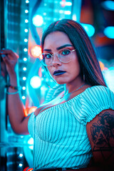 Chica feria neon luces azul rojo gafas españa sur moda