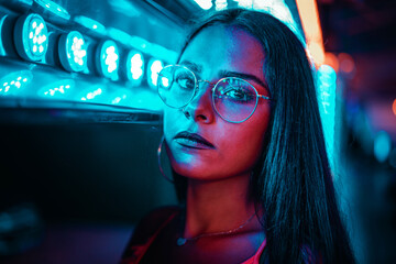Chica feria neon luces azul rojo gafas españa sur moda