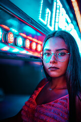 Chica feria neon luces azul rojo gafas españa sur moda