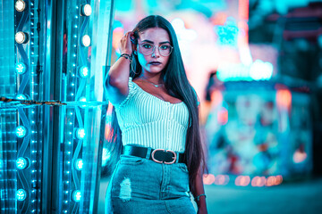 Chica feria neon luces azul rojo gafas españa sur moda